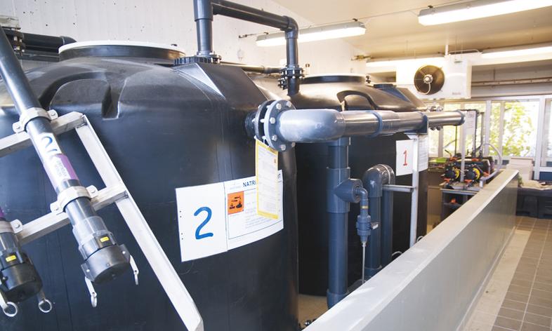 Robuste kemikalietanke til sikker opbevaring af ætsende og farlige kemikalier i industrielle miljøer.